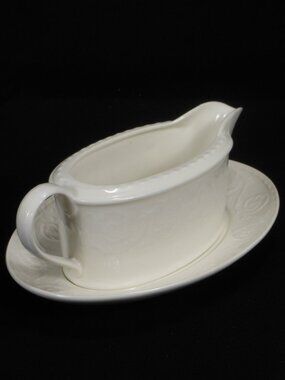 Mikasa DE900 Plaza Lane gravy boat & under plate